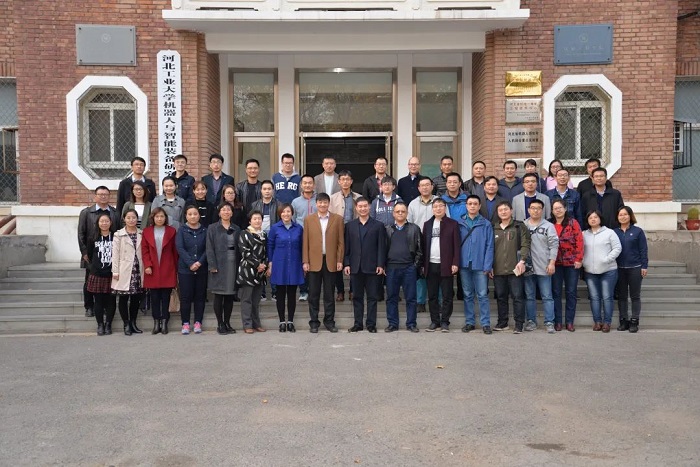 團(tuán)隊師生機械樓前合影